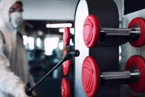 Pulizia attrezzi in palestra